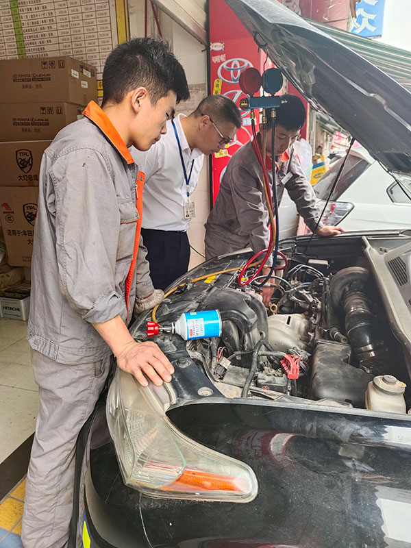 昆明源裕鑫汽配有限公司工作人員正在認(rèn)真工作中