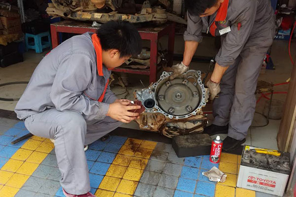 昆明源裕鑫汽配有限公司工作人員正在認真工作中